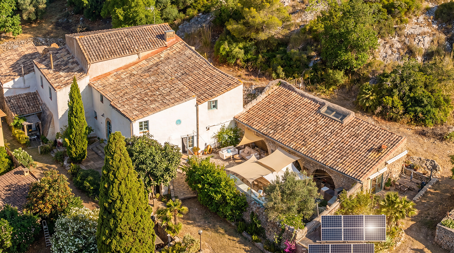 Cubierta de la masía con placas fotovoltaicas propias