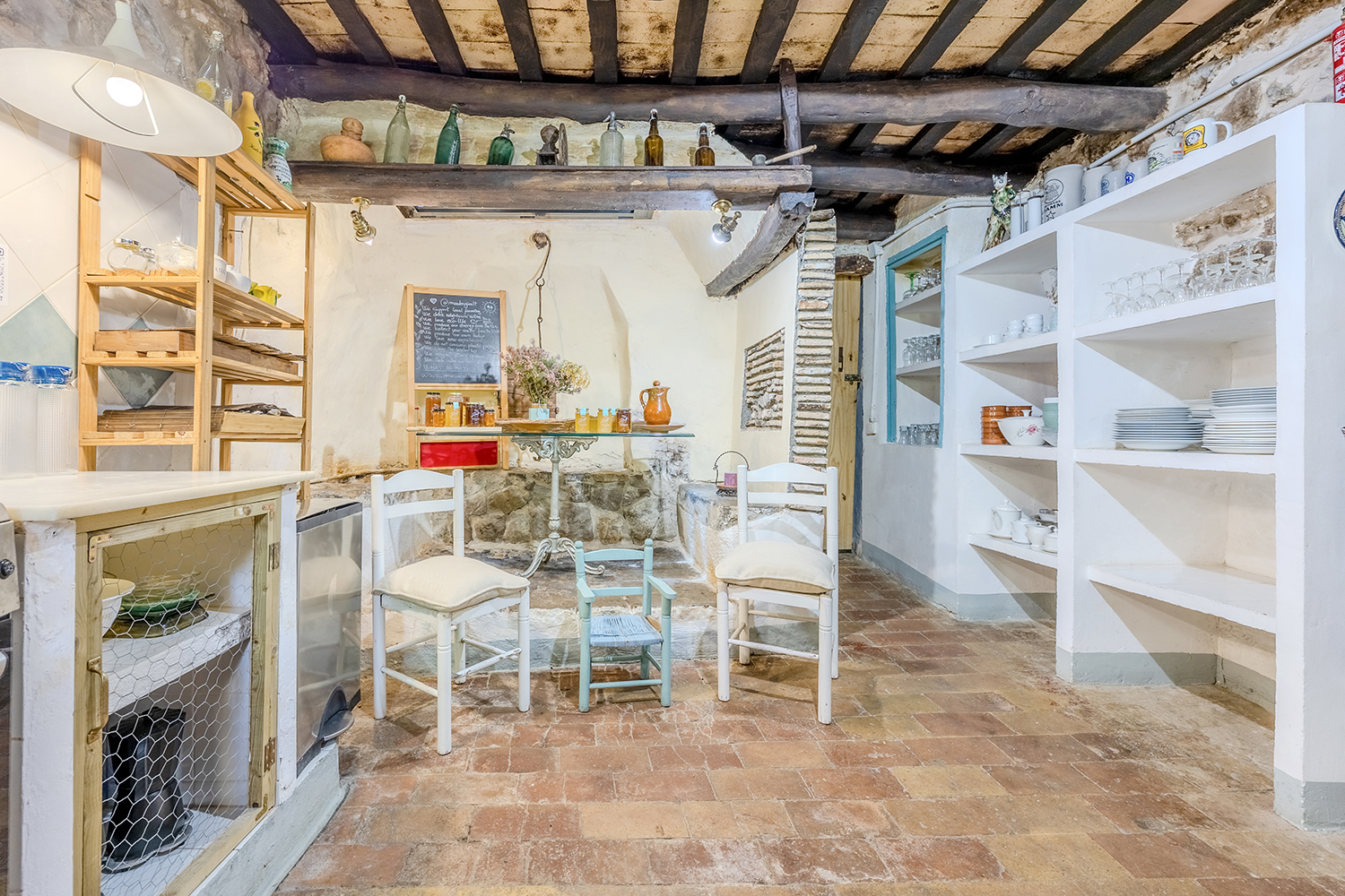 Estanterías abiertas y mesa auxiliar de la cocina