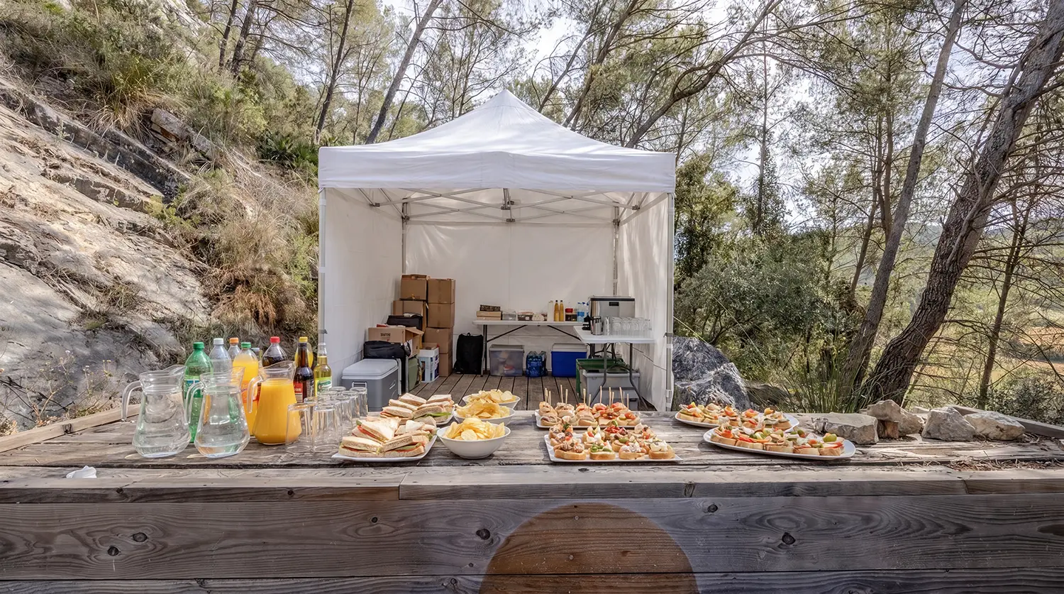 Catering y aperitivo servido en la plataforma