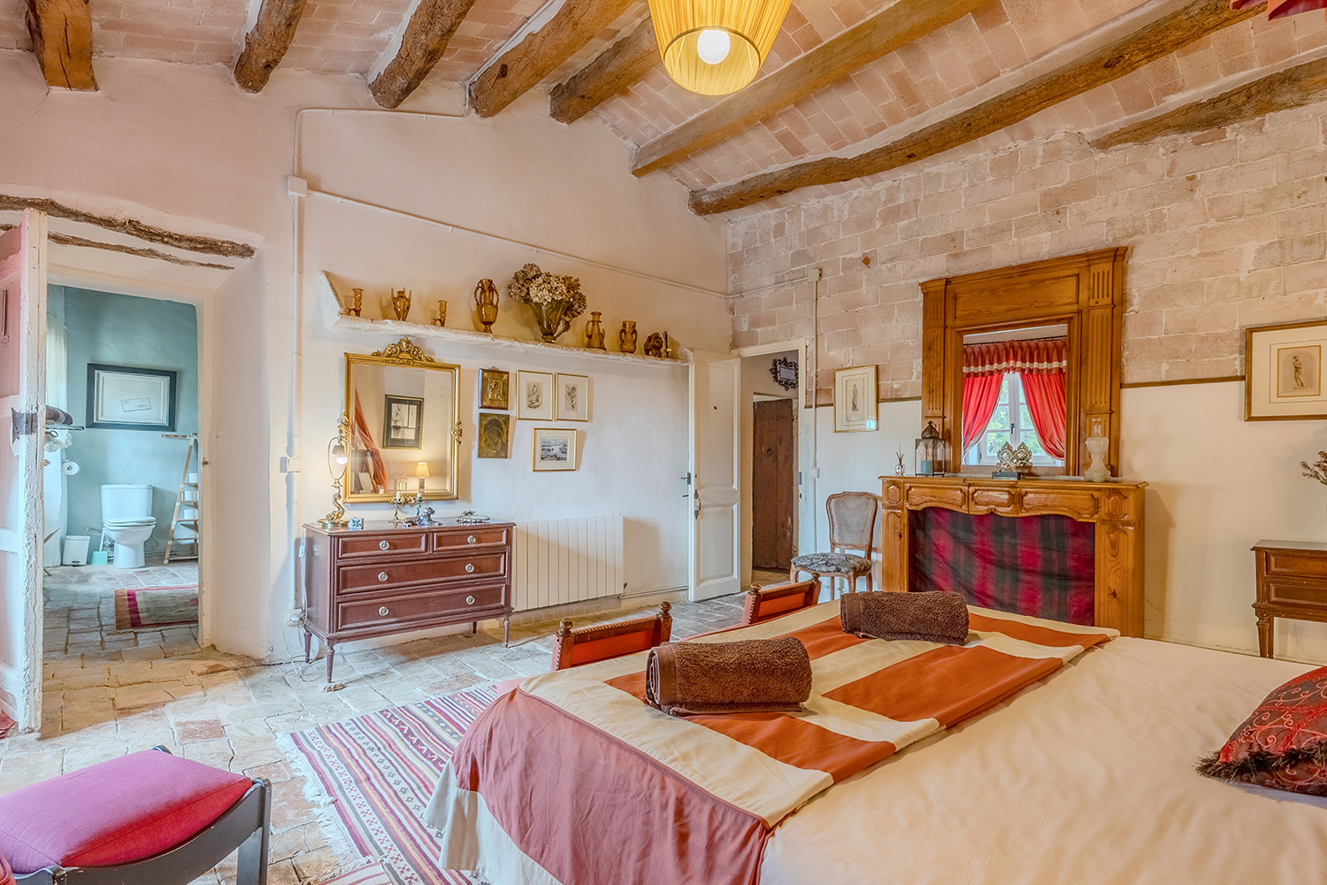 La suite con acceso al baño en suite y mobiliario de época