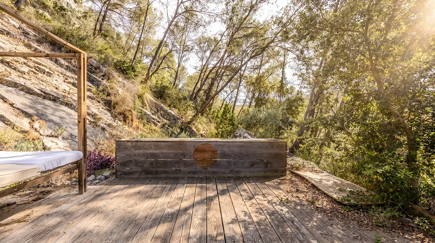 La plataforma apoyada en la pared de roca entre el bosque