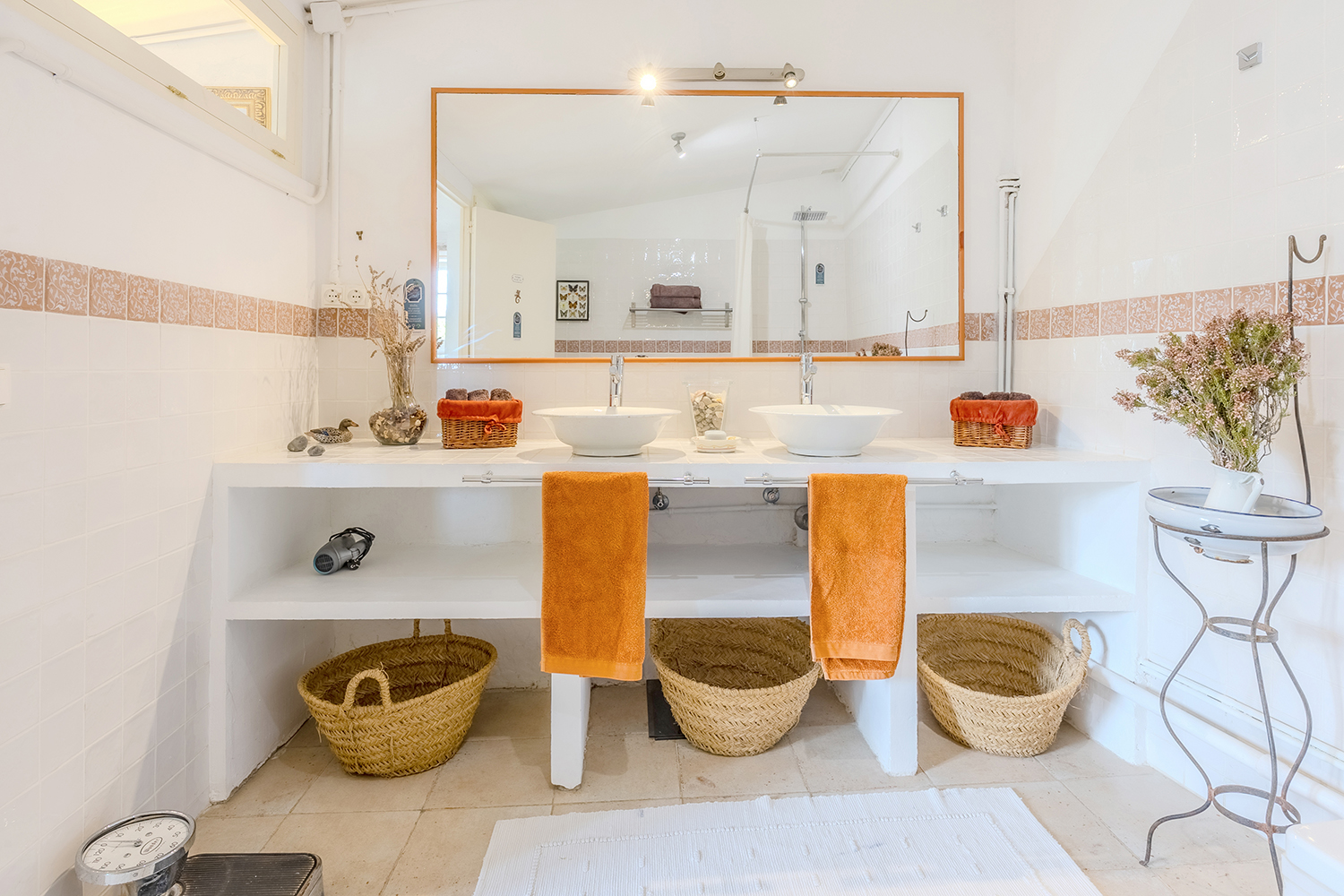 Doble lavabo con espejo grande y toallas