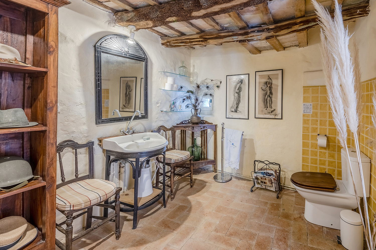 Baño de servicio con lavabo de pie y mobiliario vintage
