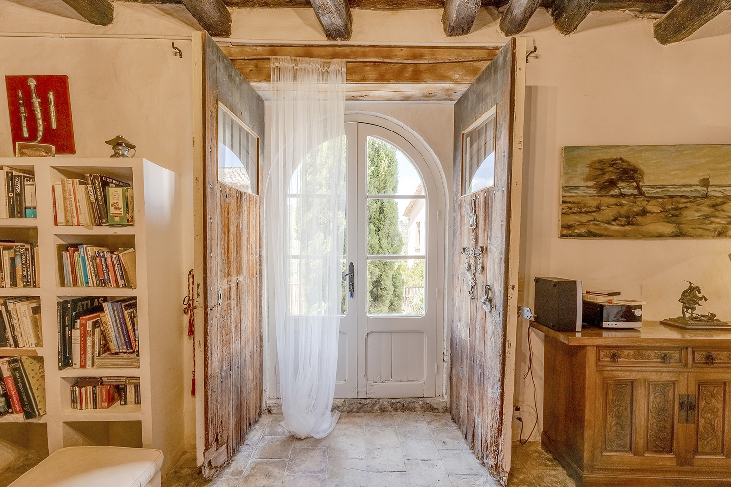 Puertas de madera de la biblioteca hacia el jardín