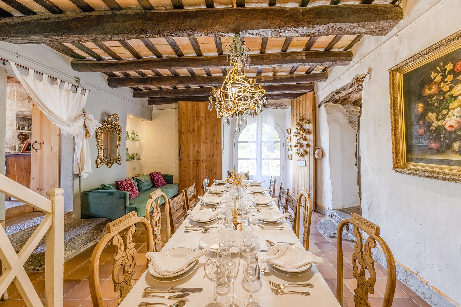 Salón comedor para 12 personas bajo vigas de madera
