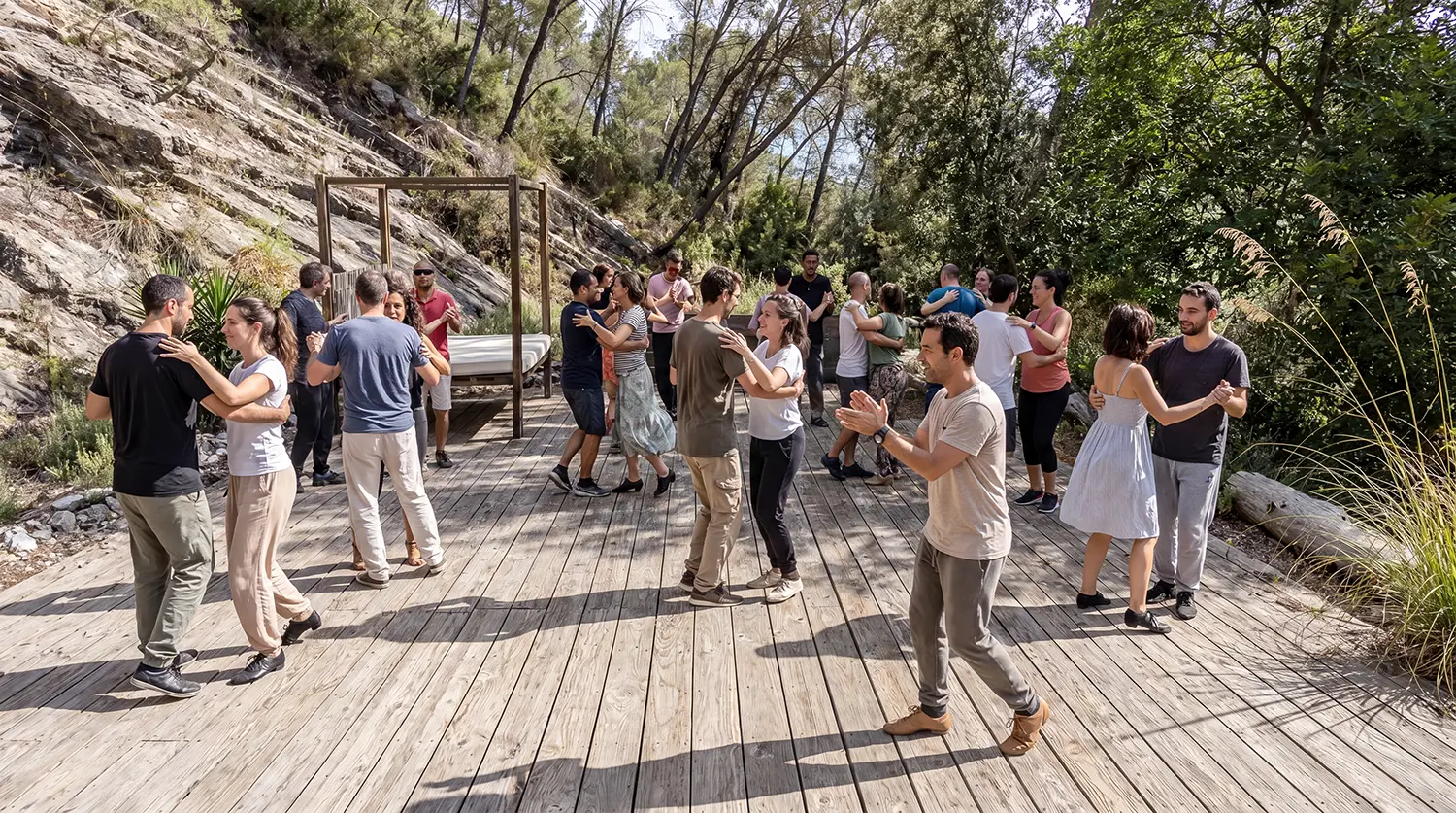 Grupo bailando sobre la plataforma de madera