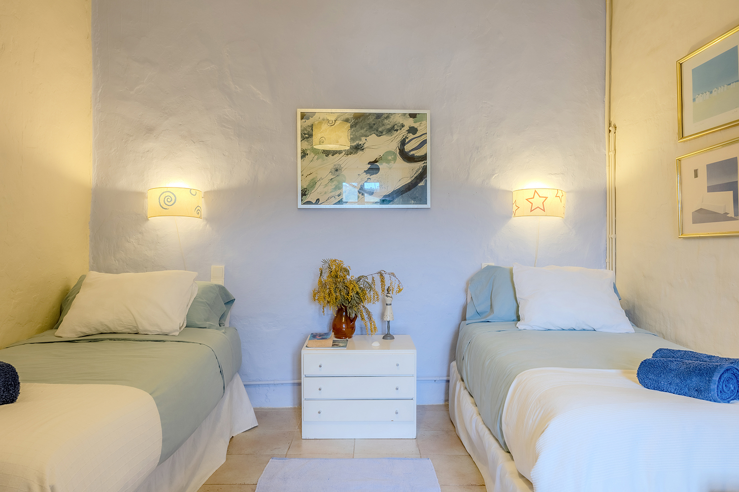 Cuarto del Masovero con dos camas individuales y paredes azules