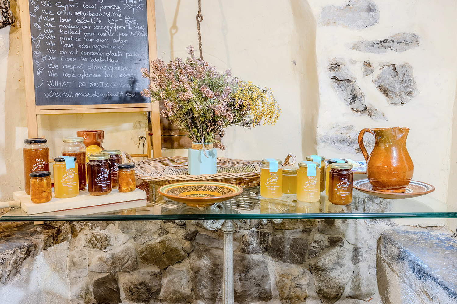 Mieles de la finca sobre la mesa de la cocina