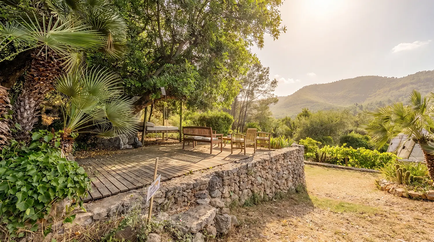 Zona de lectura y meditación a la sombra