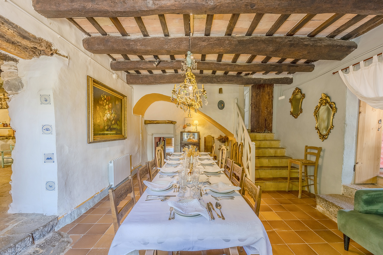 El comedor con la escalera original y el arco de piedra