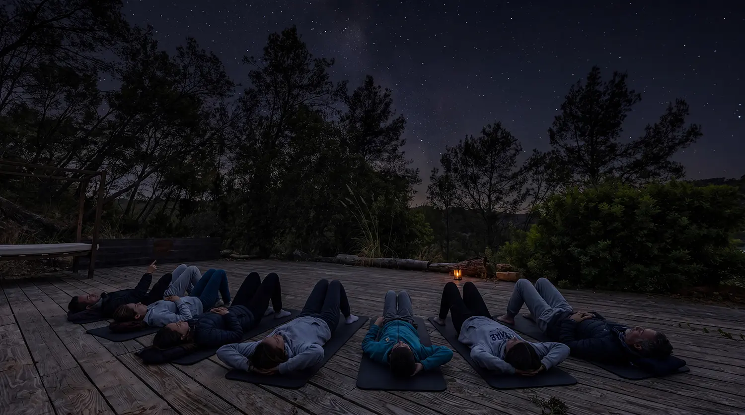 Observación de estrellas tumbados en la plataforma