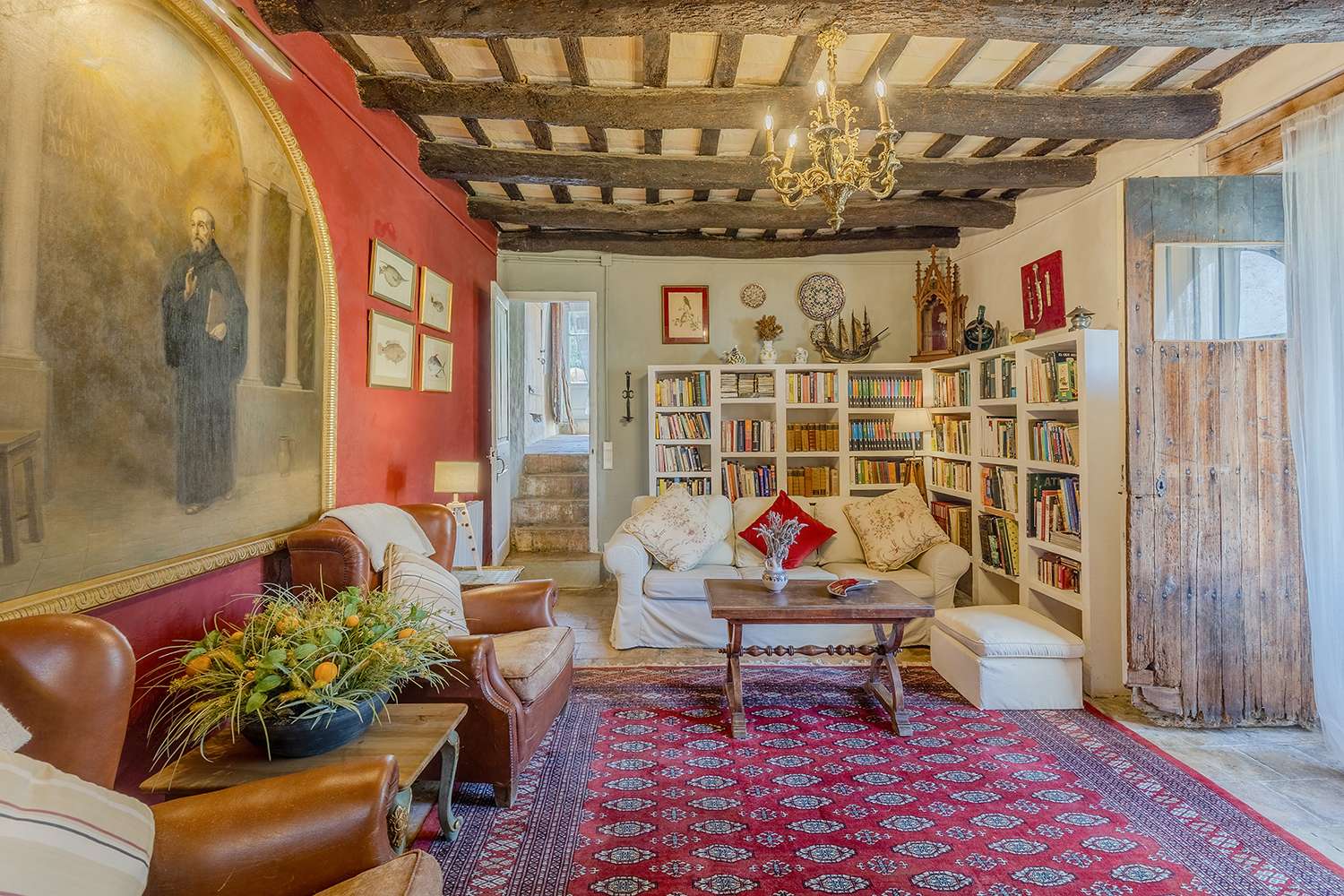 Biblioteca y sala de música con librerías hasta el techo