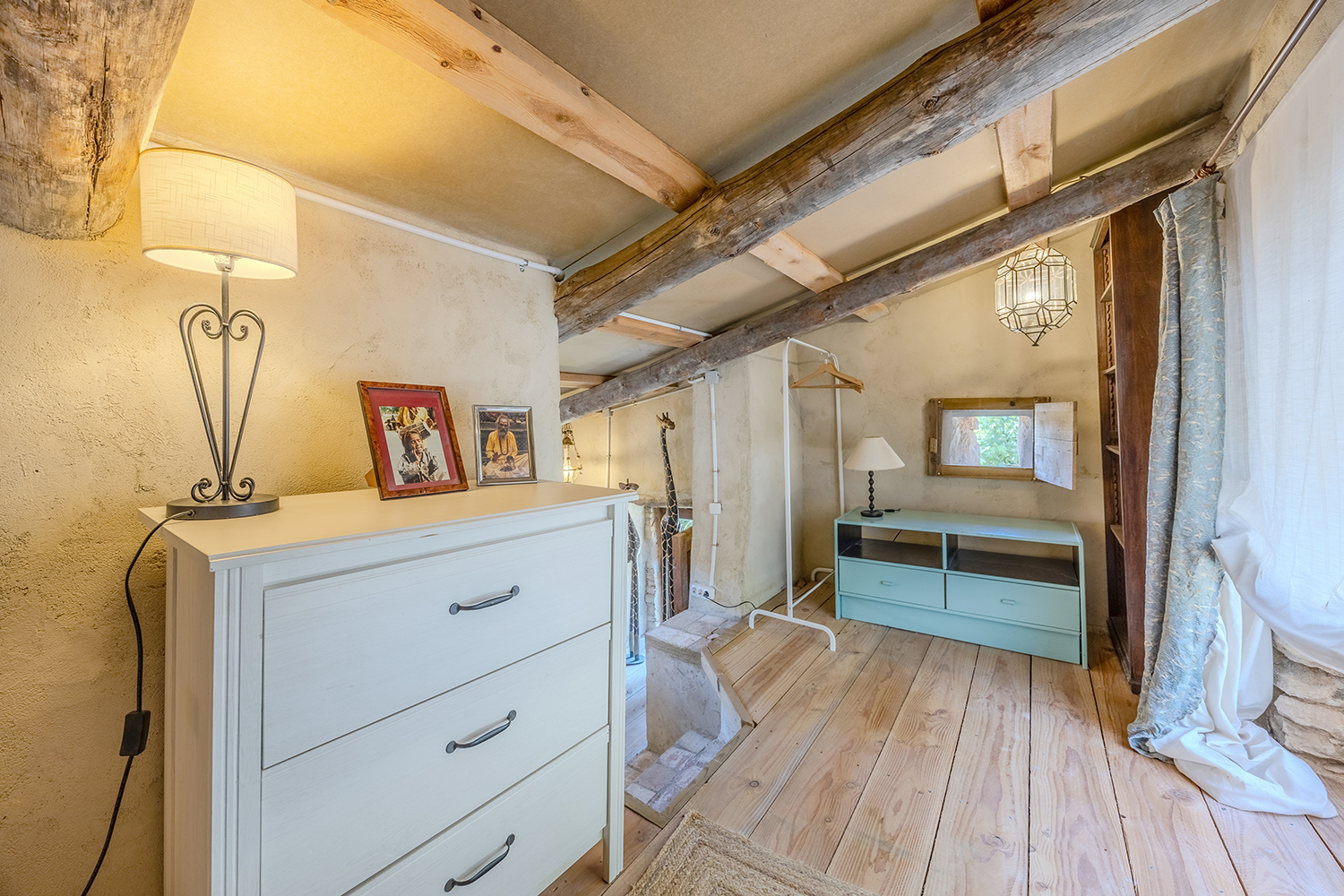 Zona de vestidor con suelos de madera