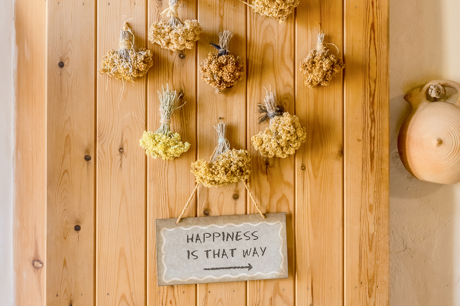Puerta de madera del comedor con ramos de flores secas