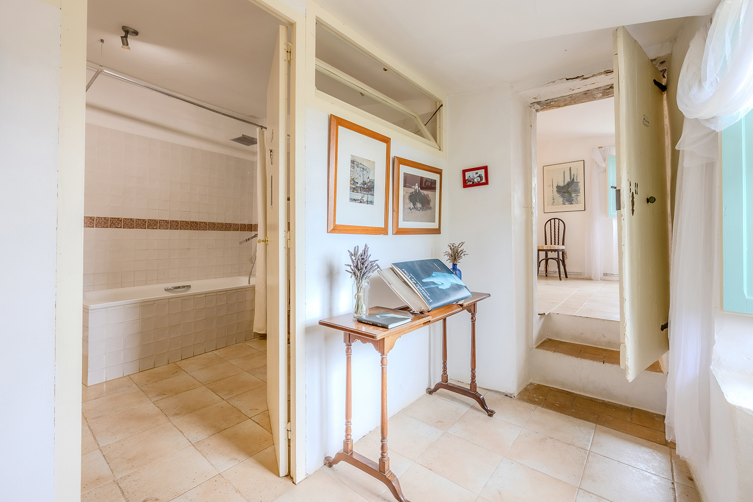Paso entre el baño con bañera y la habitación contigua