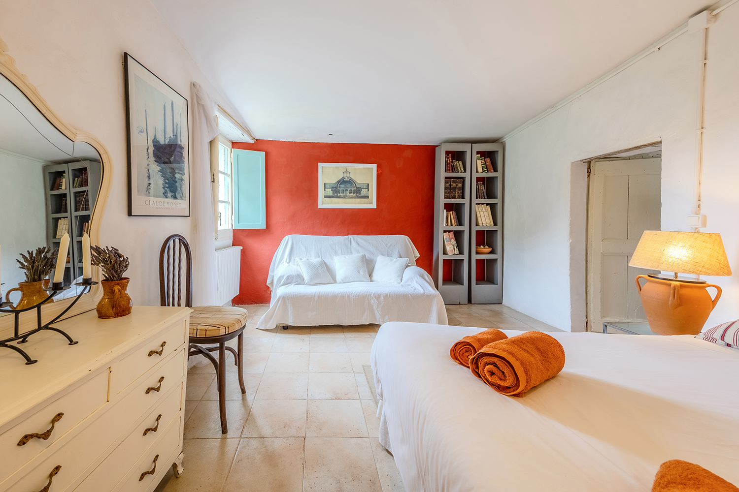 Cuarto de las niñas con sofá blanco y pared roja