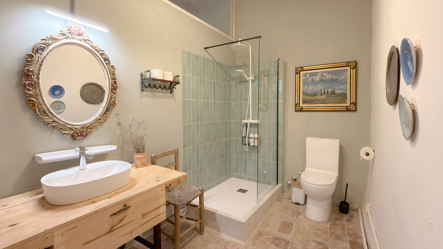 Baño verde con lavabo sobre encimera de madera