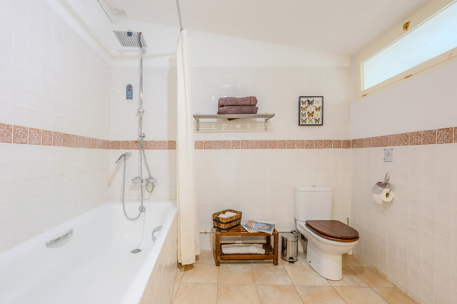 Baño compartido con bañera y tapa de madera