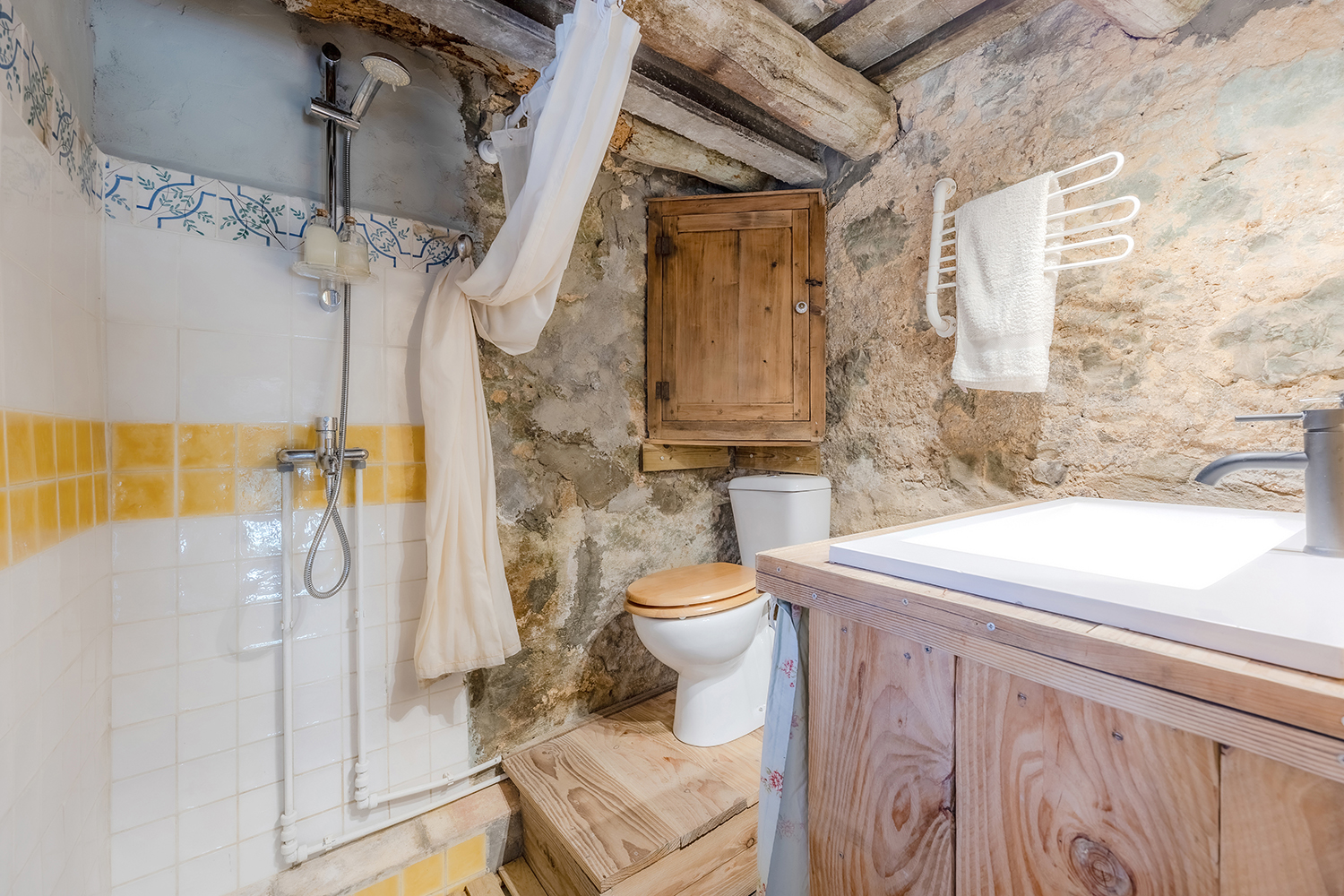 Baño de Villa Mulata con muros de piedra caliza